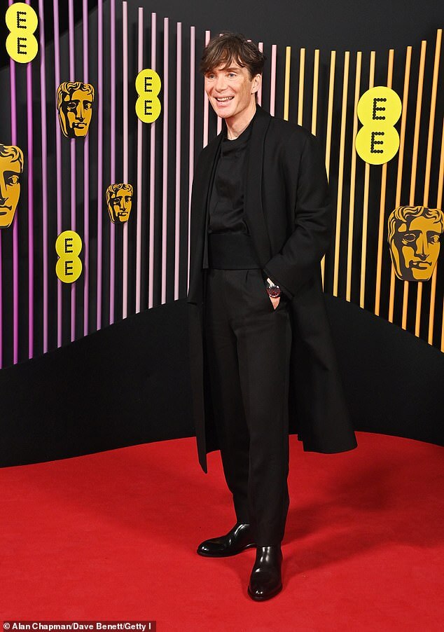 Премия BAFTA 2024: Киллиан Мерфи демонстрирует учтивую фигуру, выходя на красную дорожку, поскольку ему обещают стать лучшим актером за роль в фильме «Оппенгеймер»