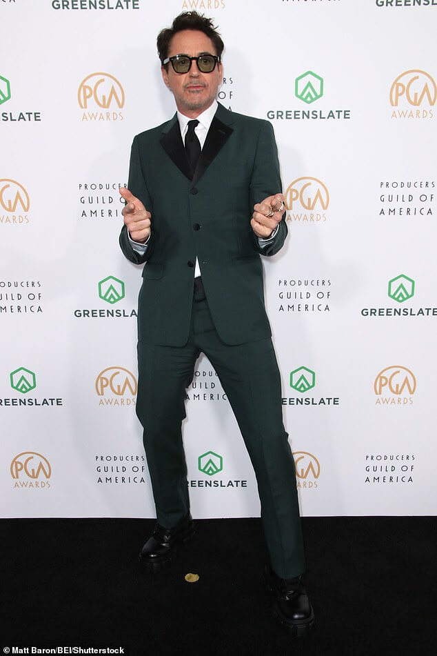 Роберт Дауни-младший принял серию поз, демонстрируя свой костюм на красной дорожке церемонии вручения премии Гильдии продюсеров 2024 года.