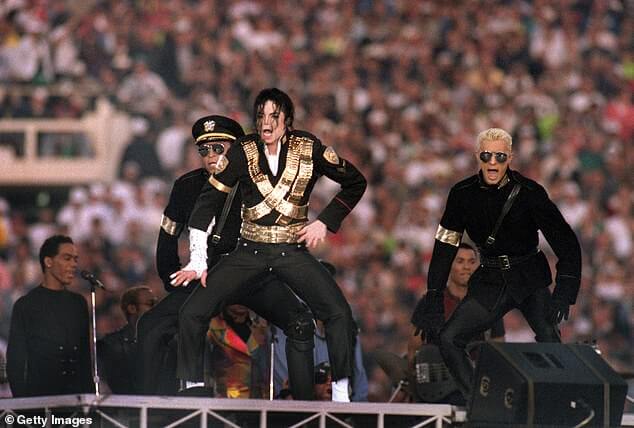 Шоу Майкла Джексона в перерыве Суперкубка, которое изменило правила игры: блокбастер Короля поп-музыки в 1993 году включал в себя двойные боди, выход на катапульте и ДВЕ минуты молчания.