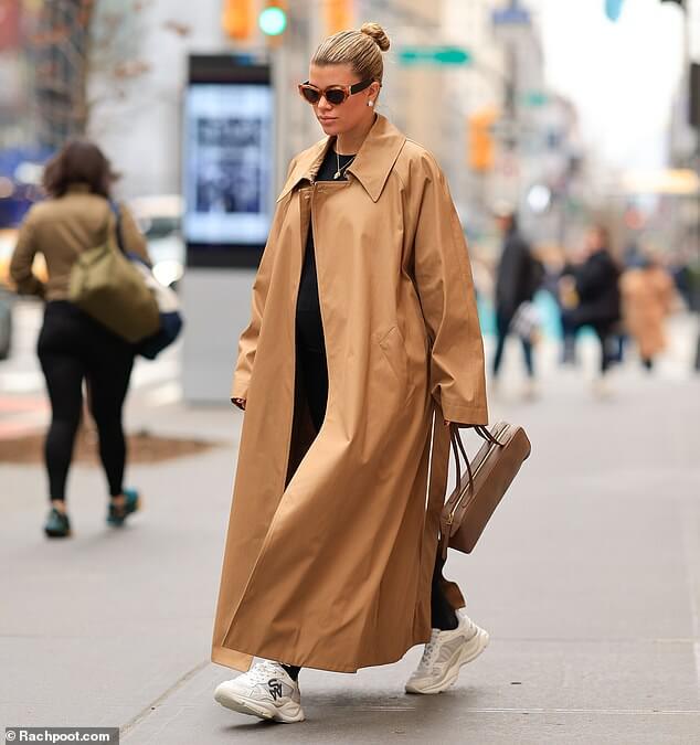 София Ричи выглядит элегантно, маскируя свою шишку под большим пальто во время похода по магазинам в Нью-Йорке… после показа мод.