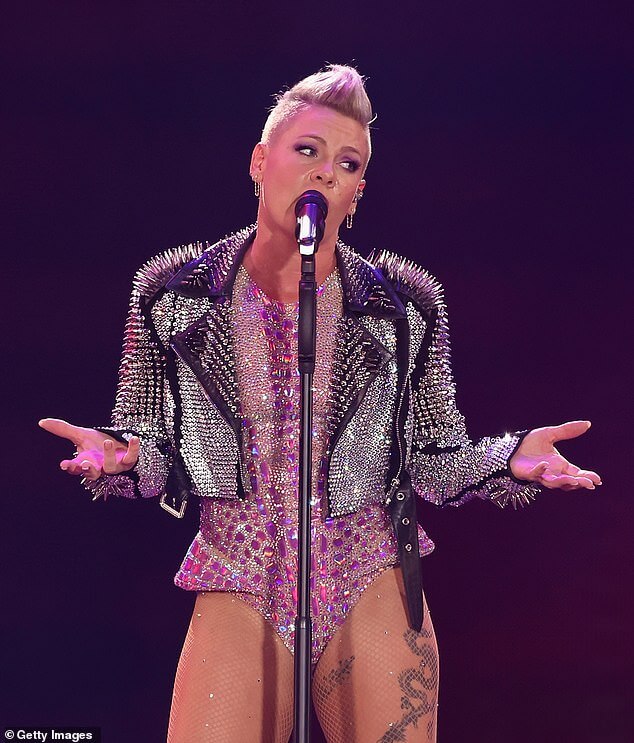 У фанатки начались схватки во время шоу Pink в Сиднее, когда ошеломленная поп-звезда поздравляет молодую мать со сцены: «Удачи!»