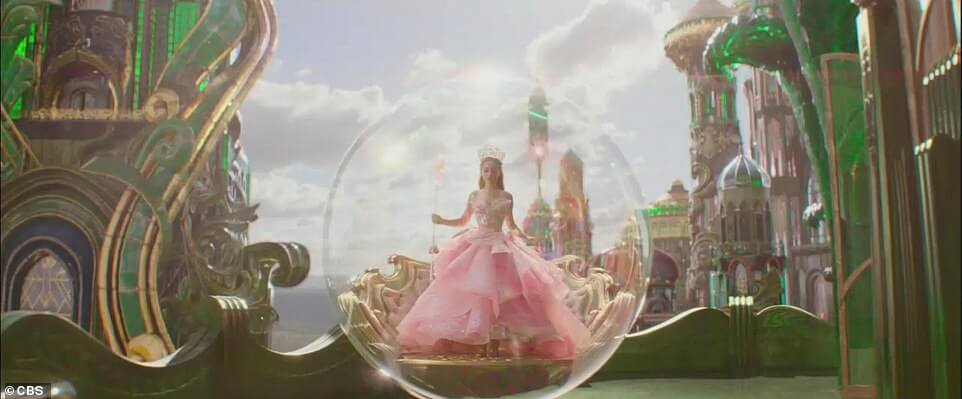Первый трейлер Wicked был опубликован в начале воскресного Супербоула. Ариана Гранде была замечена в розовом золоте в роли доброй ведьмы Глинды. Она держала в руках узнаваемую звездообразную палочку Глинды, развевающееся платье с пышными рукавами и корону.