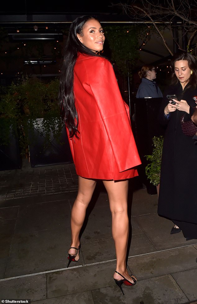 Вик продемонстрировала свои черные туфли от Louboutin, направляясь на вечеринку.