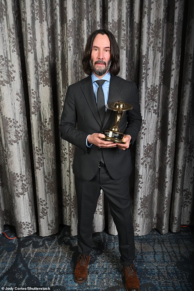 Ривз позирует для портрета на 51-й ежегодной церемонии вручения премии Saturn Awards, проходившей в конференц-центре Marriott Burbank в Бербанке 4 февраля.