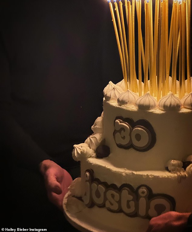 Она также добавила праздничный торт Джастина, на котором было написано его имя и цифра 30.