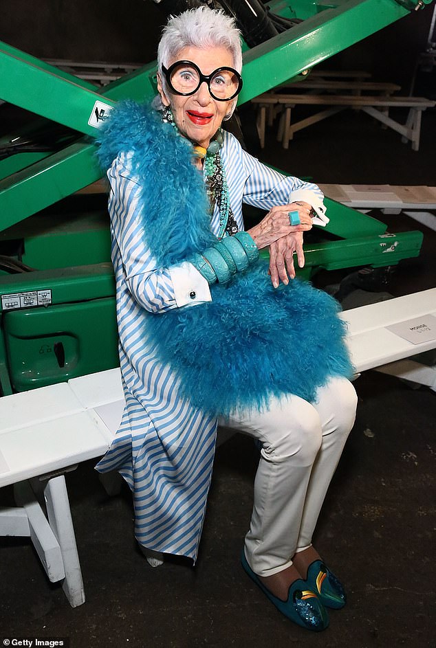 В 2019 году, в возрасте 97 лет, Айрис заключила модельный контракт с IMG — тем же агентством, которое представляло таких звезд, как Джиджи Хадид, Карли Клосс и Миранда Керр;  видел в 2016 году