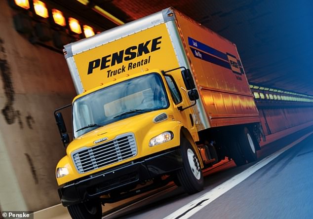Мать 61-летней актрисы Линдси Лохан подала гражданский иск против Penske Truck Leasing Co. в Верховный суд Нью-Йорка 27 февраля.
