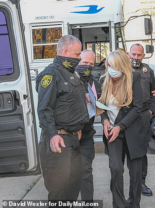 Дина Лохан показана после слушания по делу о вынесении ей приговора за вождение в нетрезвом виде 3 декабря 2021 года.