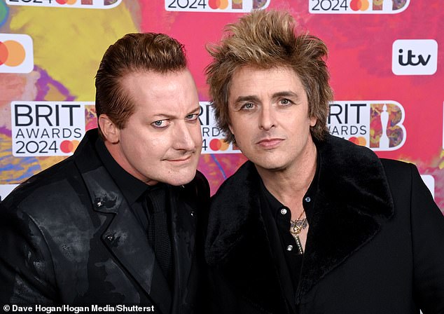 Тре Кул и Билли Джо Армстронг из американской поп-панк-группы присутствовали на церемонии вручения награды лучшей британской группе, а Роман представил их.