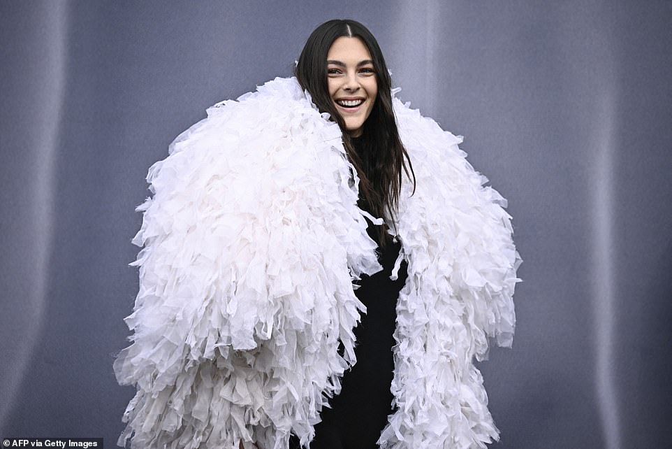 25-летняя подруга Леонардо Ди Каприо, супермодель Виттория Черетти, также присутствовала на мероприятии и была одета в огромное белое пальто с рюшами.