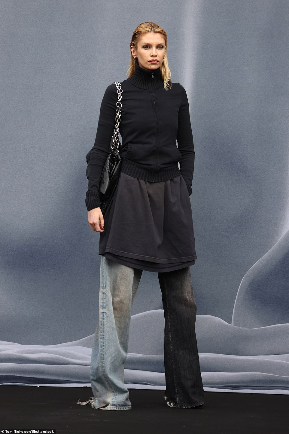 Модель Стелла Максвелл носила джинсы и черный джемпер на молнии.