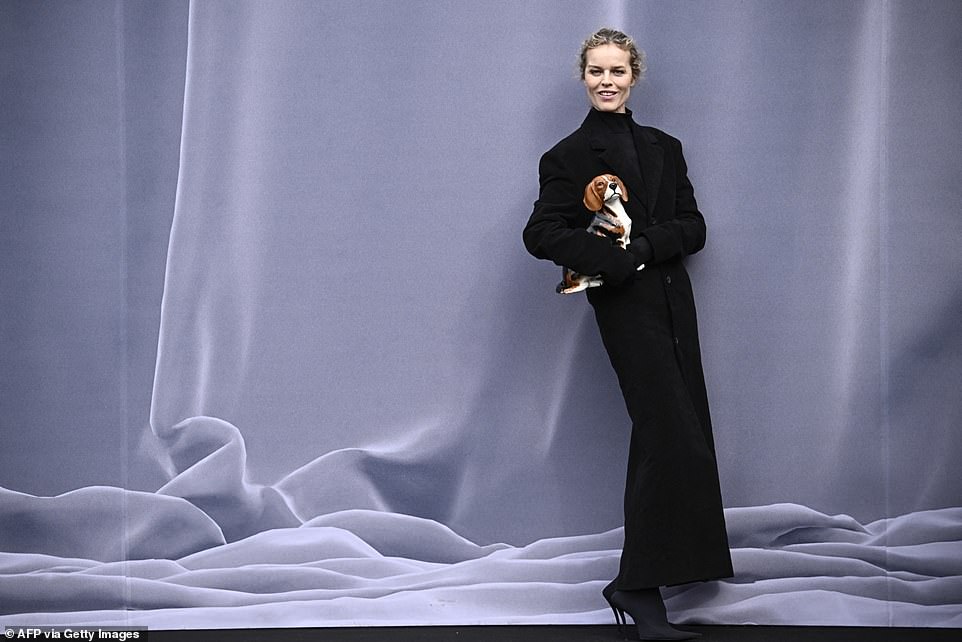 Чешская модель Ева Герцигова позирует на презентации творений Balenciaga.