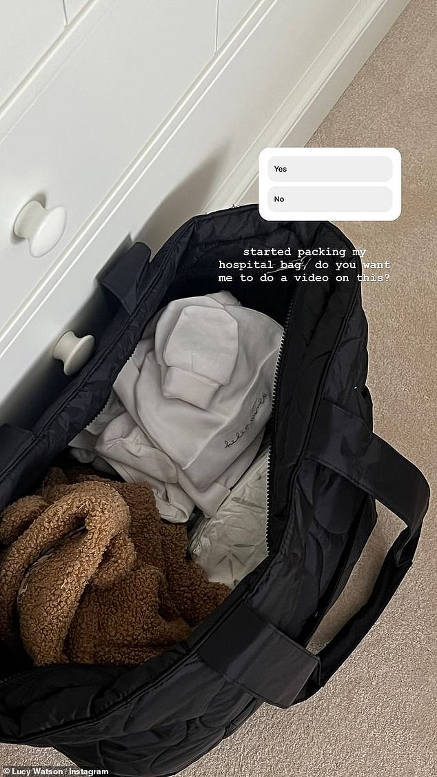 В начале февраля Люси рассказала, что «начала собирать больничную сумку», поделившись фотографией аккуратно сложенной внутри детской одежды.