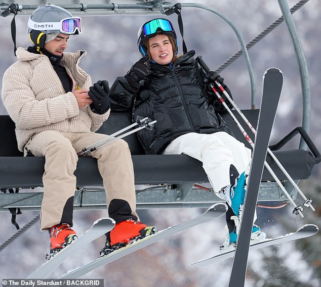 Бывший Джо Софи тоже ушел из жизни, и в начале января его видели в романтической лыжной поездке в Аспене, штат Колорадо, с королевой театрализованного представления, ставшей моделью Сторми Бри.