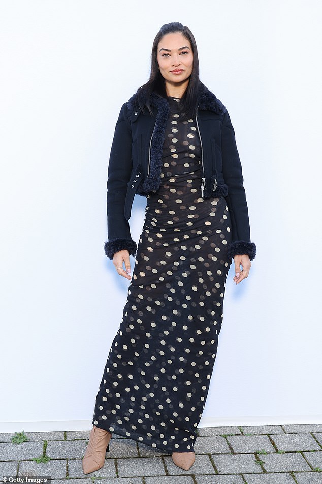 Австралийская модель Шанина Шейк, 33 года, также отправилась на показ и продемонстрировала свое чувство стиля в черном платье в горошек и телесных каблуках.