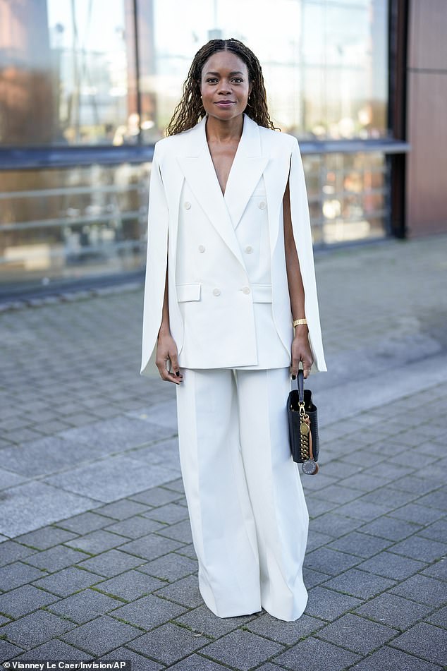 47-летняя актриса Наоми Харрис выглядела изысканно в белом пиджаке и брюках-клеш по прибытии.