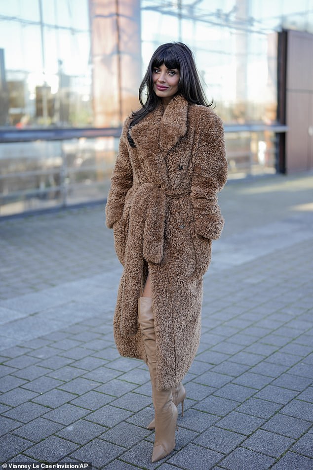 Она продемонстрировала свое чувство стиля в коричневом пальто.
