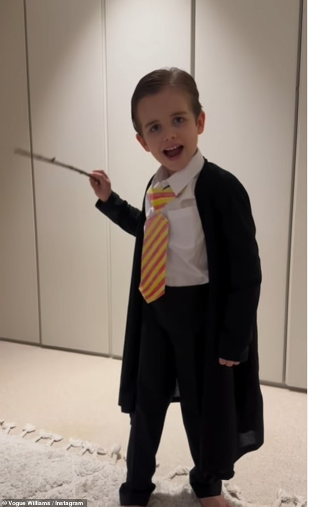 Пятилетний Теодор в этом году нарядился Гарри Поттером и выглядел так же, как он.