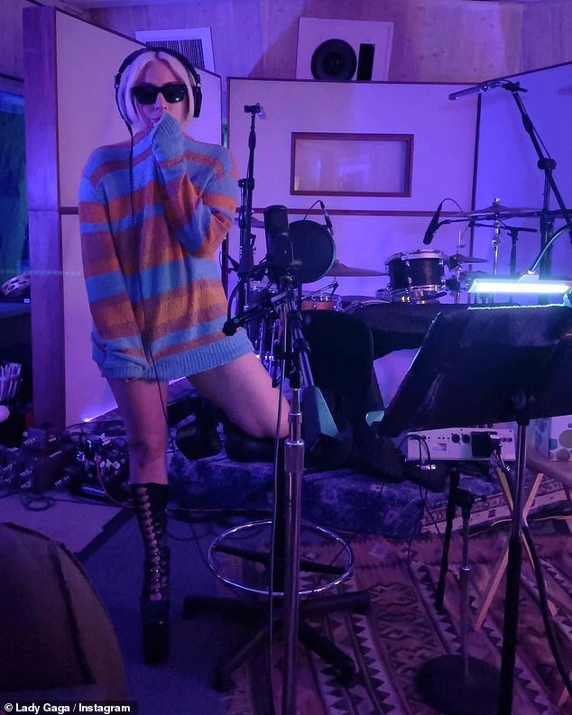 Хитмейкерша Poker Face работает над новой музыкой и дразнила фанатов, поделившись своей фотографией в студии звукозаписи еще в январе (на фото).