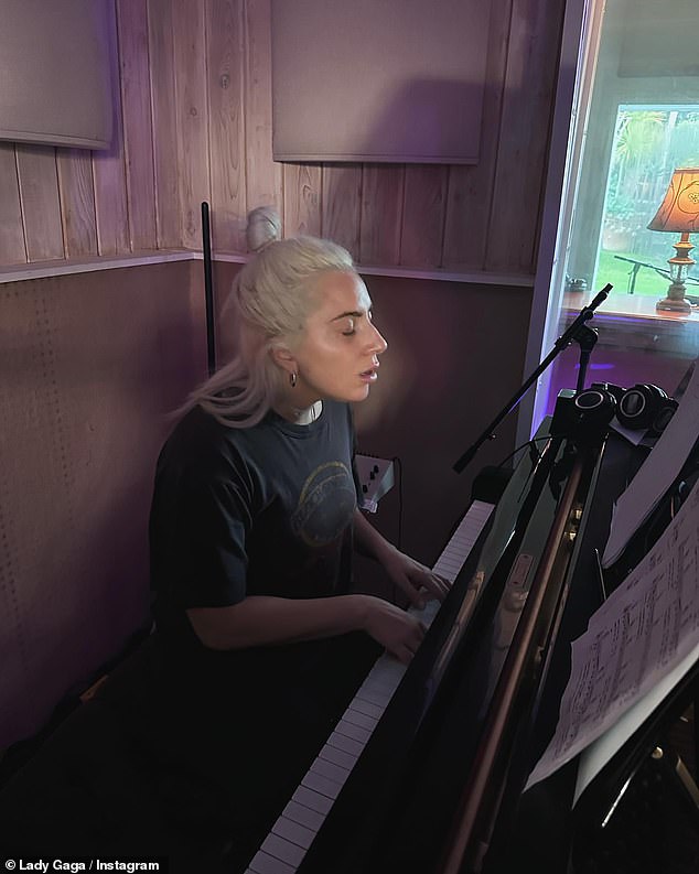 Звезда изображена играющей на пианино в студии звукозаписи во время недавней сессии.