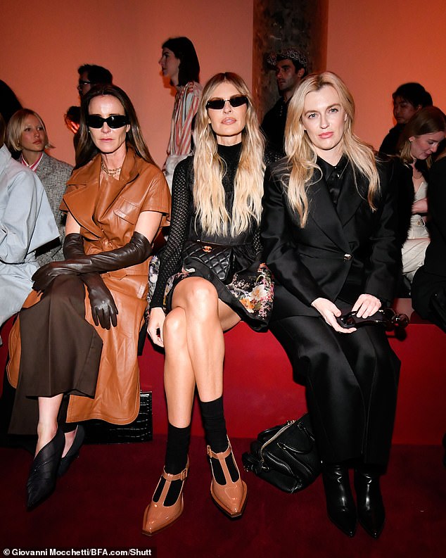 Австралийские звезды держались вместе, когда они и художница Саншайн-Кост Аманда Шадфорт сидели бок о бок, демонстрируя свою поддержку сиднейскому модному бренду Zimmermann.