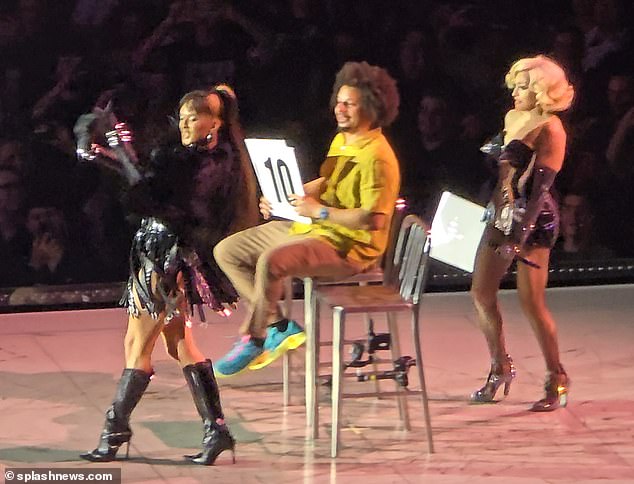 На каждом шоу Мадонна проводит модный бальный сегмент со своими танцорами и часто приглашает знаменитостей присоединиться к ней, чтобы оценить веселую и непристойную интерлюдию.