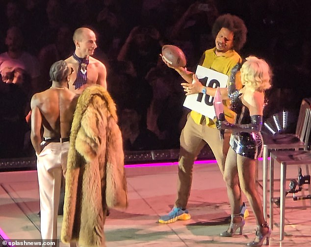Эрика выбрали на последнем концерте, и он, казалось, был рад присоединиться к Мадонне на сцене и сразу же наклонился, чтобы поцеловать ее ноги.