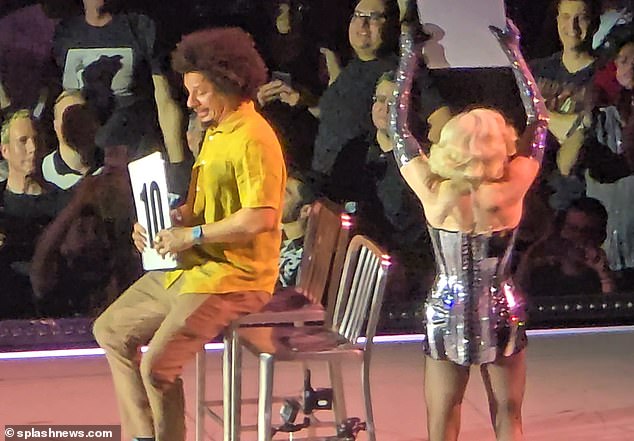 Мадонна и актер сидели на табуретках, наблюдая за выступлением танцоров, и оба держали в руках плакаты с высшим баллом 10.