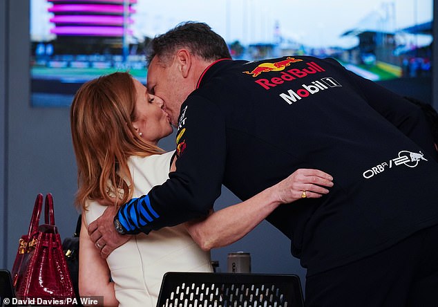 Кристиан Хорнер поцеловал свою жену в губы в субботу, когда бывшая Spice Girl примирилась с противоречием вокруг набора просочившихся сообщений.