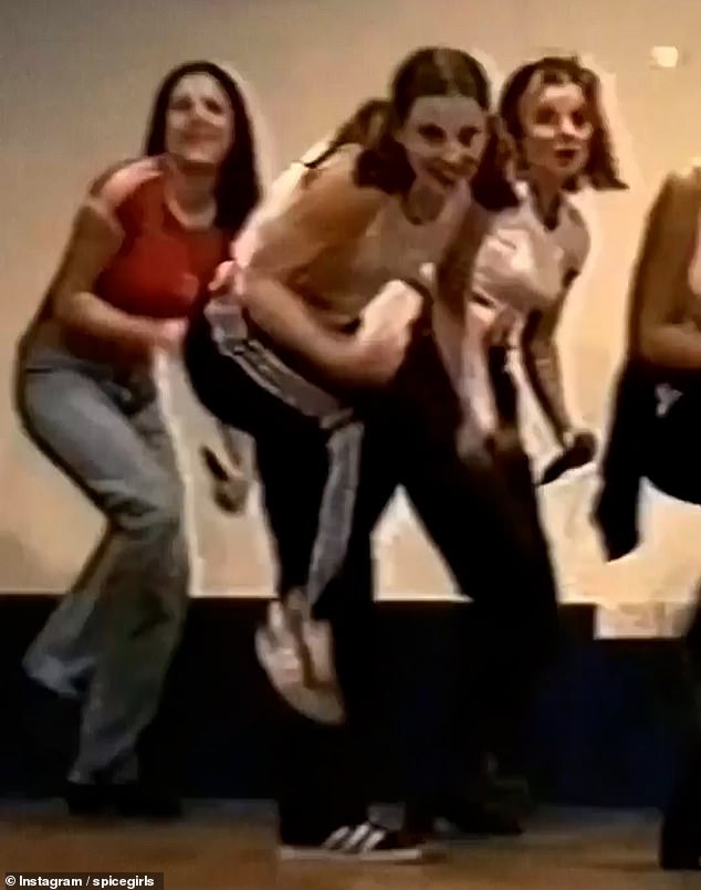 Мел Си и Джери танцуют с другими претендентами во время первого прослушивания в 1994 году.