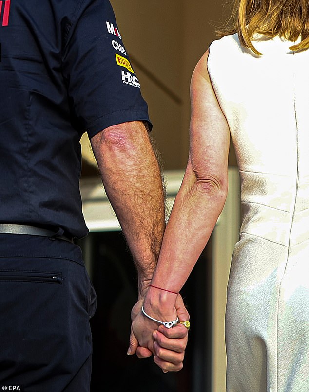 Кристиан крепко сжал руку своей жены Джери, когда они вместе гуляли по Бахрейну.
