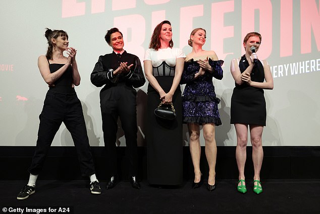 Кристен, Кэти, Джена, Анна и сценарист/режиссер Роуз вышли на сцену.