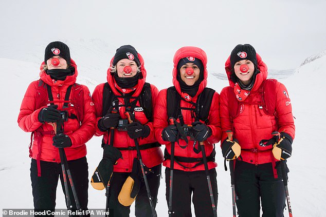 Женщины вместе с Лорой Уитмор и Сарой Дэвис приняли участие в конкурсе Snow Going Back, преодолев впечатляющие 50 км через Полярный круг в течение четырех дней (слева направо: Лора Уитмор, Сара Дэвис, Алекс Скотт и Вики Паттисон). )