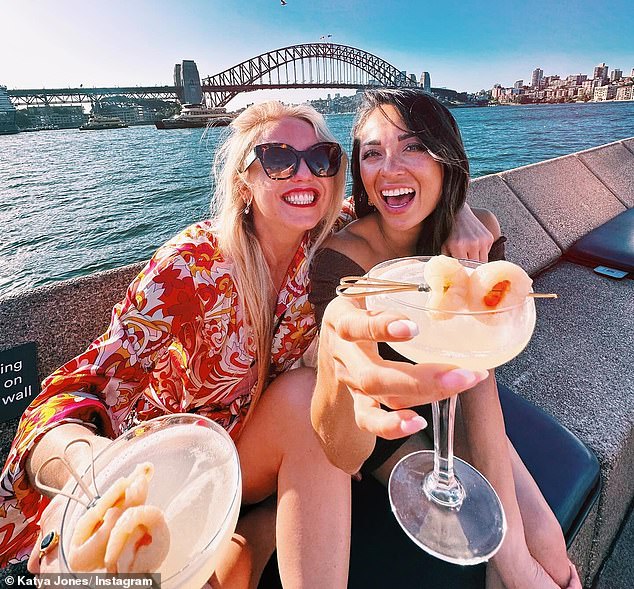 Катя была в приподнятом настроении, наслаждаясь лучшими видами Сиднея, попивая коктейль из личи со своей блондинкой.