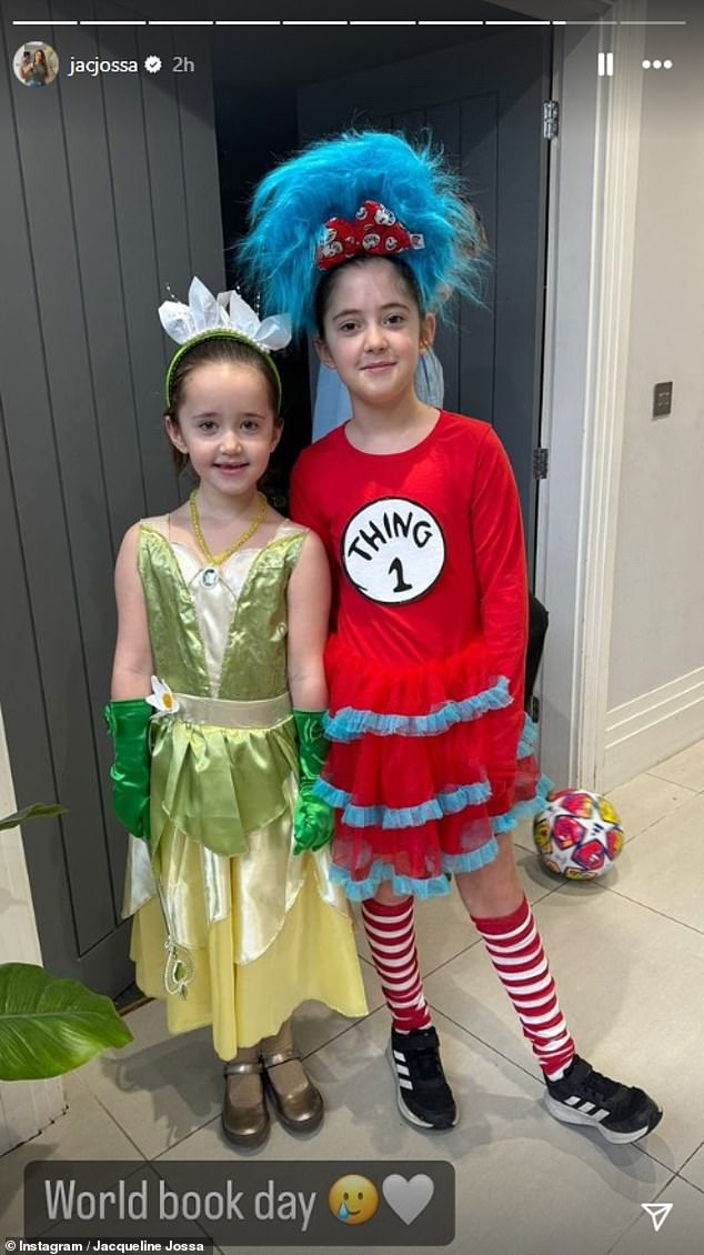 Дочери Жаклин Джоссы, семилетняя Элла и четырехлетняя Миа, были одеты в очень разные костюмы: Элла была иконой Доктора Сьюза из «Вещи 1», а Миа — Тинкер Белл.