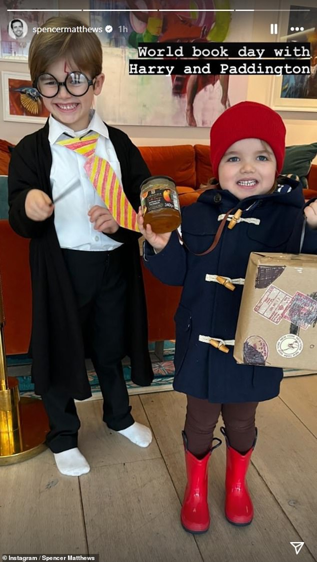 Спенсер Мэтьюз также поделился фотографией своего сына Теодора и дочери Джиджи, одетых как Гарри Поттер и Медведь Паддингтон, для празднования, посвященного книжной тематике.