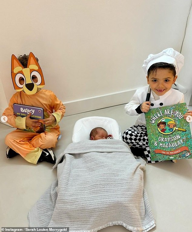 Астон Мерриголд и его жена Сара Луиза поделились милыми фотографиями двух своих старших детей, одетых ко Всемирному дню книги, вместе со своей новорожденной дочерью.
