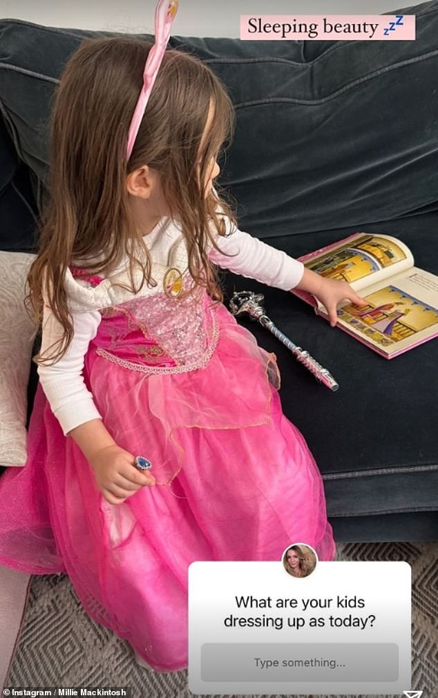 Затем Милли поделилась милым снимком своей старшей дочери, трехлетней Сиены, одетой как Спящая красавица, в честь Всемирного дня книги.
