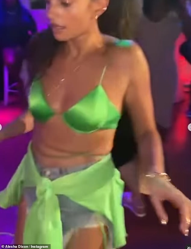 Алеша также продемонстрировала свои модные танцевальные движения, опубликовав видео, на котором она ходит по танцполу в откровенном зеленом топе от бикини и джинсовых шортах.