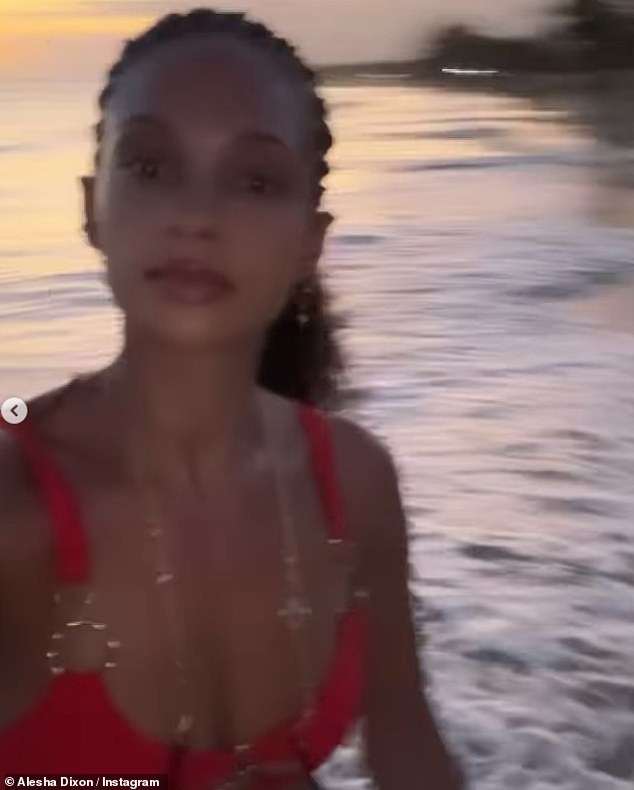 Алеша также поделилась потрясающим видео, на котором она прогуливается по пляжу в красно-золотом бикини.  Модный наряд подчеркнул загорелое и подтянутое тело звезды.