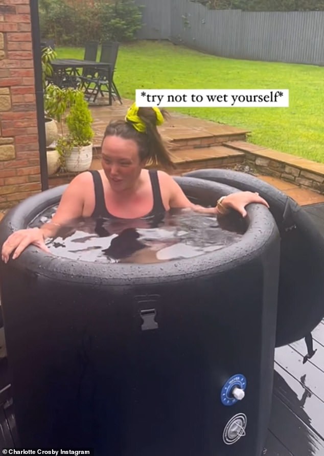 Шарлотта Кросби, 33 года, попала в неприятную аварию, когда она кричала во время своей первой ледяной ванны под проливным дождем, когда ее приятель Адам Фрисби во вторник снимал клип для Instagram.