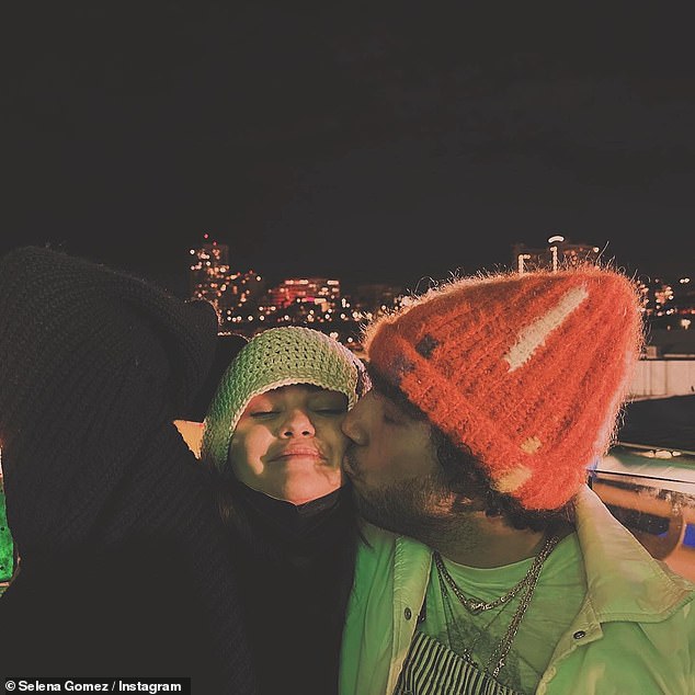 В посте была фотография, на которой они, закутанные в шапочки, гуляют ночью, а Бенни крепко целует ее в щеку.