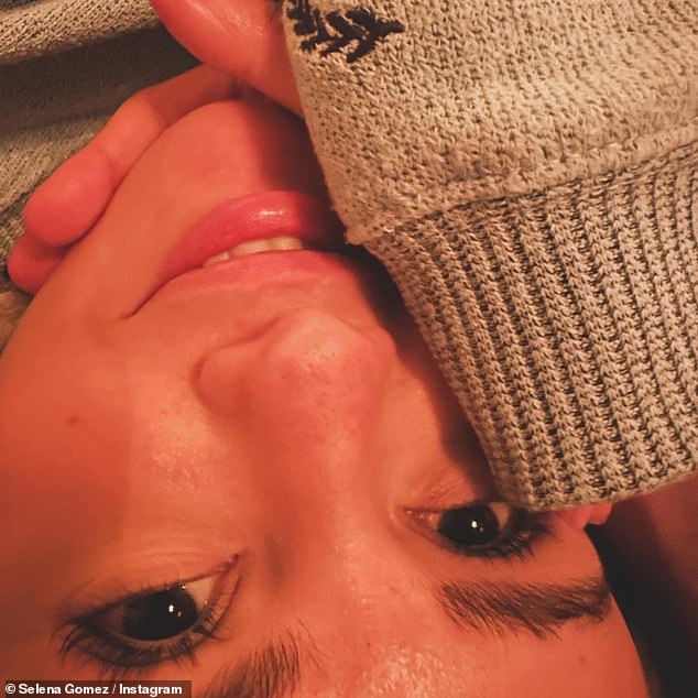 Еще одна фотография крупным планом показала лицо Селены и, похоже, руку Бенни, ласкающую ее.