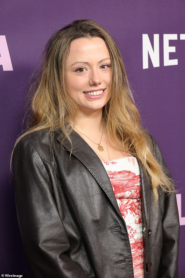 Ее дочь, многообещающую актрису, была замечена в четверг на премьере третьего сезона Netflix Girls5eva в Парижском театре вместе с Тиной Фей.