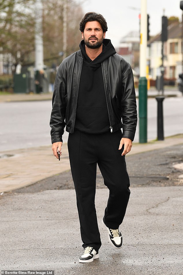 После приземления мальчики также были заняты, встретившись с Дэном Эдгаром в прачечной The Laundry Lounge в Рэйнхеме.