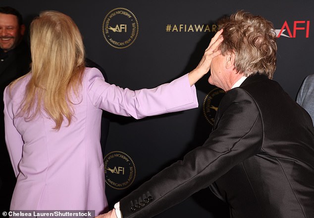 Стрип и Шорт, казалось, кокетливо флиртовали, когда она игриво оттолкнула его на церемонии вручения наград AFI в январе.