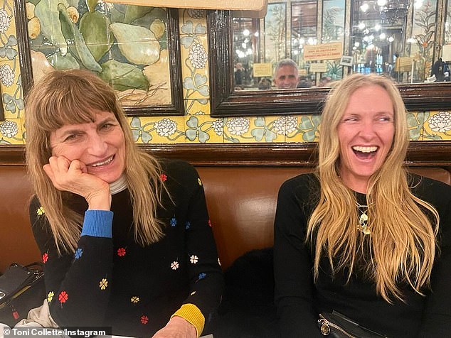 К счастью, это не испортило ей настроение, поскольку Тони позже поделилась фотографией, на которой она наслаждается ужином в местном ресторане с режиссером «Сумерек» Кэтрин Хардвик (слева).