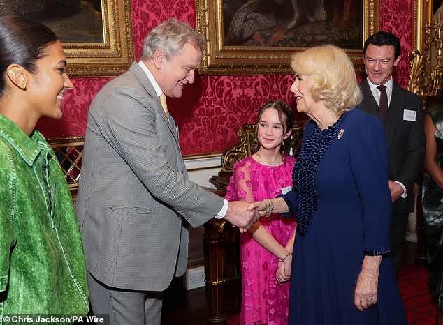 Хью также взял актрису на мероприятие в Букингемском дворце, где она познакомилась с королевой Камиллой.