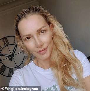 Но сейчас поп-икону почти не узнают, поскольку ее бросающий вызов возрасту внешний вид, обтягивающие костюмы и новый сценический псевдоним позволили ей вести более спокойную жизнь.