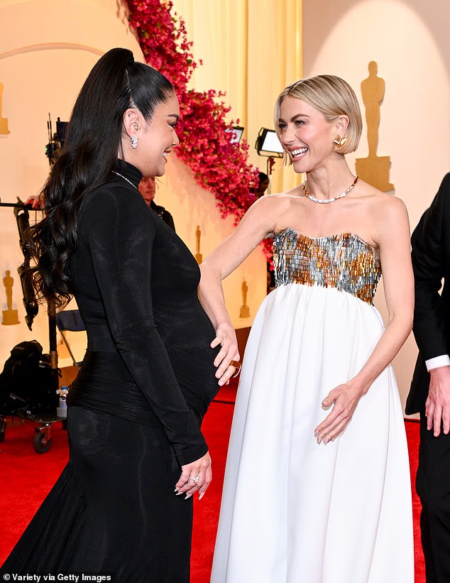 После позирования для различных сольных снимков Хаф была замечена в общении с 35-летней Хадженс и ласкающей ее животик.